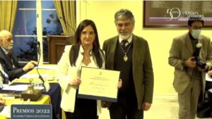 Matilde Burgos recibe el premio Alejandro Silva de la Fuente de manos de Guillermo Soto, presidente de la Academia Chilena de la Lengua.